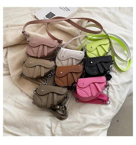 Détails de mini sacs de selle colorés en cuir avec des chaînes en métal argenté