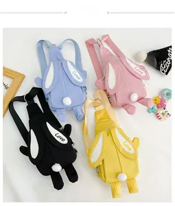 Vue à plat de quatre sacs à bandoulière lapin de couleur bleu, rose, noir et jaune