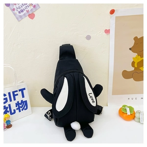 Détail du sac lapin noir en toile avec oreilles 3D, imprimé Love et queue en peluche