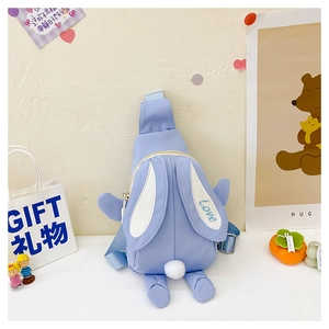 Détail du sac lapin bleu avec longues oreilles et queue en pompon blanc soyeux