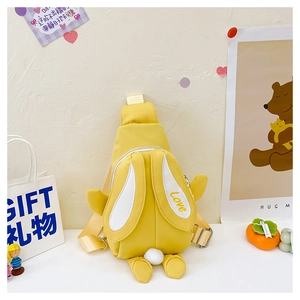 Gros plan du sac lapin jaune en toile avec oreilles longues et broderie Love