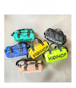 Détail de sacs de voyage cylindriques en toile en six couleurs avec bandoulière