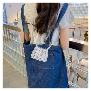 Vue détaillée du petit sac bandoulière transparent fait main en perles pour filles