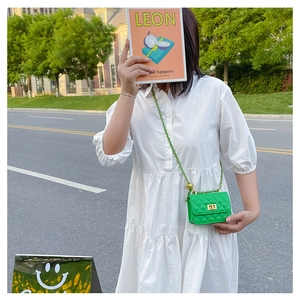 Détail du mini sac bandoulière vert matelassé avec fermoir doré et bandoulière chaîne