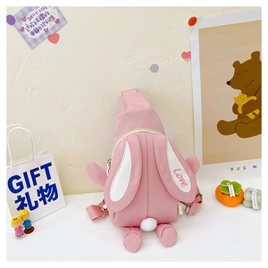 Détail du sac lapin rose avec oreilles 3D mignonnes et bandoulière réglable en nylon