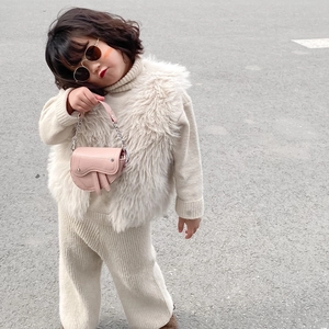 Mini sacoche rose pour filles en cuir texturé avec un ensemble chic en tricot d'automne