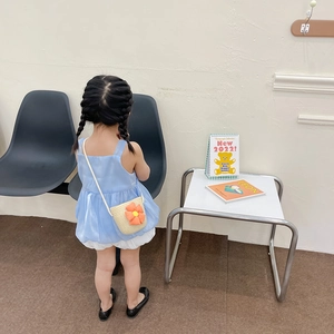 Robe d'été bleue pour fille avec un joli sac à bandoulière en paille orné d'une fleur orange
