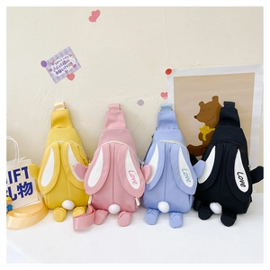 Détail de sacs de poitrine lapin mignon en nylon jaune, rose, bleu et noir