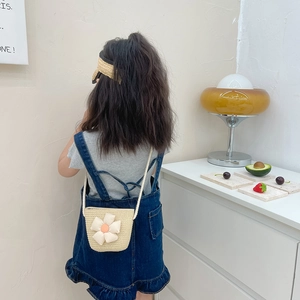Sac à bandoulière en paille pour enfants avec fleur blanche pour plage et voyage