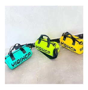 Détail de sacs de sport cylindriques en toile avec poignées et bandoulières réglables