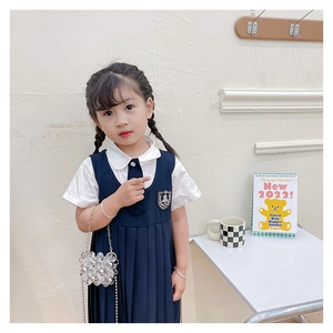 Détail d'un mini sac à main en perles transparentes fait main pour tenue de fille