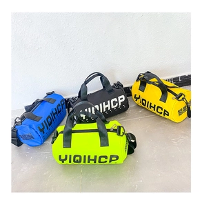 Détail de sacs de sport cylindriques colorés en bleu, noir, jaune et vert pour enfants