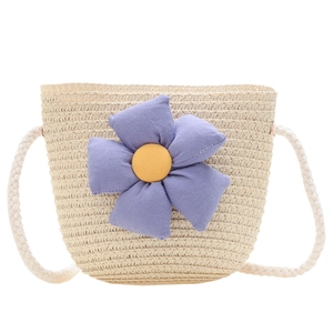 Petit sac à bandoulière en paille pour filles avec une grande fleur décorative violette