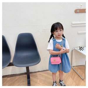 Mini sac à bandoulière matelassé rose avec robe en jean et t-shirt pour fillette