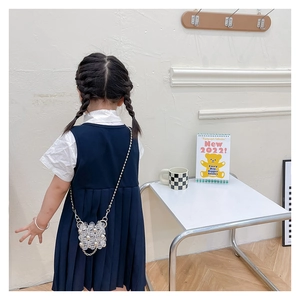 Gros plan du sac à bandoulière en perles pour enfants avec chaîne en métal argenté