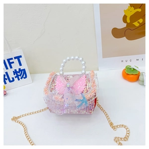 Détail du sac fille à paillettes roses avec motif Elsa, poignée perle et nœud en dentelle