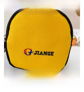 Détail du sac enfant en toile jaune avec lettres brodées et fermeture éclair noire robuste