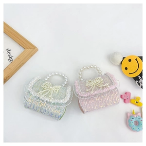 Détail de mini sacs en tweed pour filles avec dentelle en vert et rose pastel