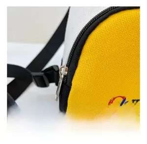 Détail de la fermeture éclair métallique et du tissu en toile sur ce sac bandoulière enfant