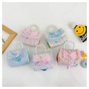 Détails des mini sacs pailletés pour enfants avec poignées en perles et nœuds chic