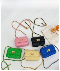 Détails des sacs à bandoulière matelassés en cinq couleurs avec fermoirs dorés