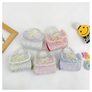 Détail de sacs en tweed pour enfants avec nœud en perles et paillettes en 5 couleurs
