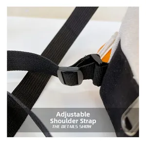 Détail de la bandoulière réglable en nylon noir avec boucle en plastique pour sac enfant