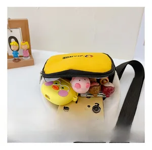 Vue détaillée de l'intérieur du sac en toile montrant l'espace pour téléphone et accessoires
