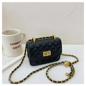 Détail d'un mini sac matelassé noir avec fermoir doré et bandoulière en chaîne réglable