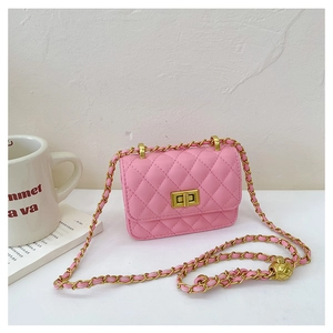Mini sac matelassé rose à chaîne avec perle d'ajustement ananas dorée et loquet