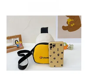 Comparaison de taille détaillée du sac de poitrine en toile jaune à côté d'un smartphone