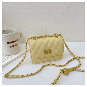 Détail du mini sac matelassé jaune clair avec fermoir doré et bandoulière chaîne