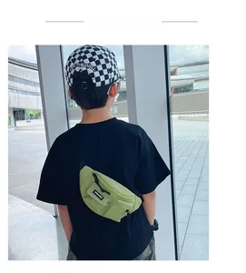 Dettaglio del marsupio per bambini in nylon verde chiaro con tracolla regolabile