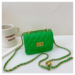 Détail du mini sac bandoulière matelassé vert avec chaîne dorée et boule de réglage