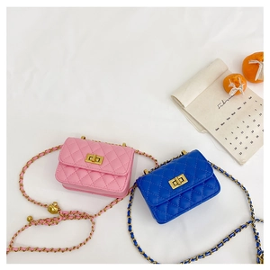Détail à plat de mini sacs à rabat matelassés avec chaînes dorées en rose et bleu