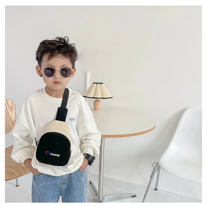 Gros plan du sac de poitrine pour enfants avec logo JIANGE et sangle noire