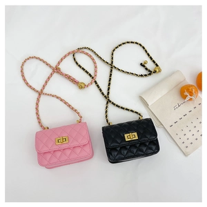 Détail de sacs bandoulière matelassés rose et noir avec chaîne dorée et bille réglable