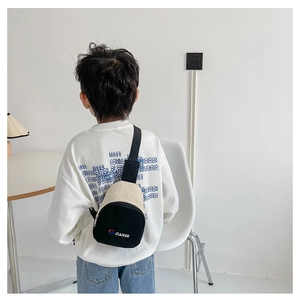 Détail d'un sac de poitrine pour enfant avec imprimé JIANGE et bandoulière réglable