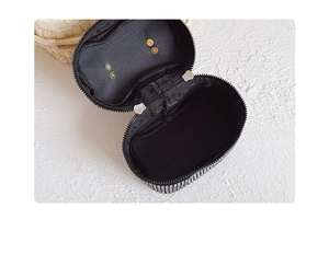 Détail du mini sac à main ouvert avec strass, fermeture éclair argentée et doublure noire