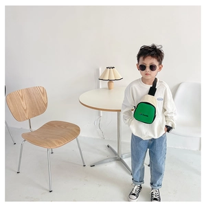 Vue détaillée du sac de poitrine croisé vert et beige avec logo JIANGE pour enfants