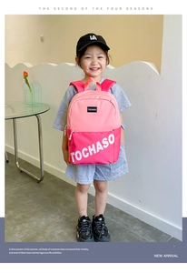 Vue détaillée du sac à dos enfant dégradé rose avec lettres blanches et tissu étanche