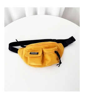 Dettaglio del marsupio bimbo giallo in tela con design multi-tasca e cinturino regolabile
