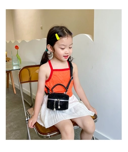 Détail d'un mini sac seau noir avec strass et chaîne en perles pour petites filles
