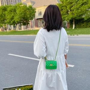 Sac bandoulière mini vert matelassé avec chaîne dorée pour femmes et filles