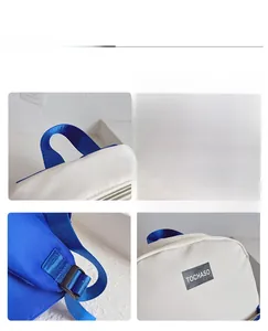 Vue détaillée du sac à dos en toile bleu et blanc avec boucles et logo imprimé