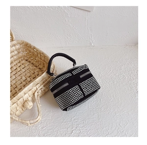 Détails des strass argentés sur un mini sac à main cylindrique noir pour petites filles