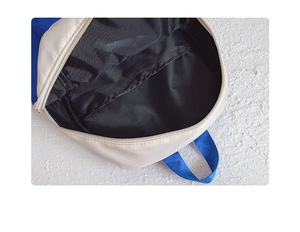 Vue intérieure d'un sac à dos en toile montrant la doublure noire et une poche interne
