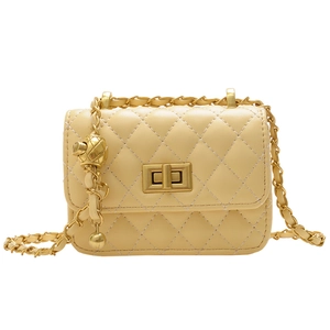 Sac bandoulière matelassé beige avec chaîne dorée et boule dorée ajustable