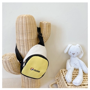 Détail du sac de poitrine enfant tricolore avec sangle ajustable et logo imprimé