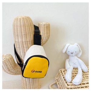 Détail du sac de poitrine en toile jaune pour enfants avec sangle réglable